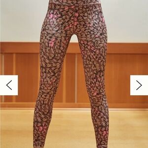 Beyond Yoga Brown and Pink Camouflage Leggings